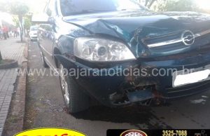 Carro perde o controle e bate em arvore no centro de Jacarezinho.