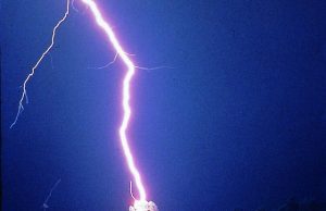 Mulher morre ao ser atingida por raio no Paraná.