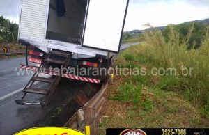 Caminhão derrapa na pista, cai na canaleta e por pouco não despenca em ribanceira em Jacarezinho.