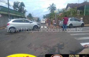 Carro avança preferencial e provoca acidente no centro de Jacarezinho.