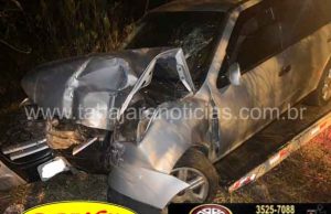 Motorista perde o controle e colide contra arvore no centro de Jacarezinho.