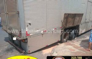 Carreta fica enroscada na Rua São Paulo com a Mato Grosso na Vila São Pedro.