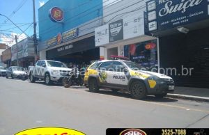 Quatro elementos furtam notebooks de loja no centro de Jacarezinho.