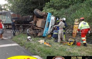 Caminhão tomba no km 34 da BR 153 e motorista fica preso nas ferragens.