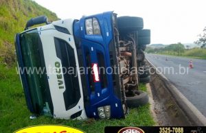 Carreta carregada com suco de uvas tomba após levar fechada na BR 153.