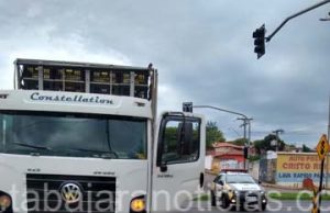 Moto fica em baixo de caminhão em acidente no trevo do Aeroporto em Jacarezinho.
