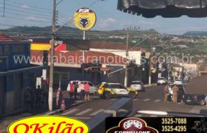 Menor conduzindo carro na contra mão provoca acidente no centro de Jacarezinho.