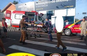 Acidente entre Biz e caminhonete deixa motociclista ferido no centro de Jacarezinho.