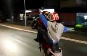 Foi flagrado empinando moto deu fuga na PM mas foi pego e encaminhado para a DP em Jacarezinho.