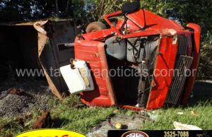 Pneu estoura e causa capotamento de caminhão na BR 369 entre Cambara e Ourinhos.