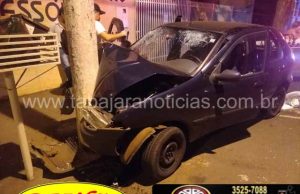 Corro bate em poste e deixa duas pessoas feridas no centro de Jacarezinho.