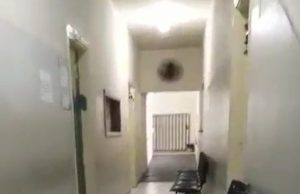 Internauta flagra posto de saúde de portas abertas mas totalmente abandonado em Jacarezinho.