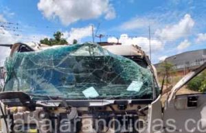 Caminhão carregado com abacaxi perde os freios e tomba no pátio da Policia Rodoviária Federal em Santo Antonio da Platina..