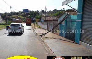 Caminhão enrosca em fios e derruba poste de entrada de energia na Vila São Pedro.