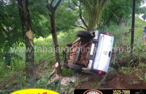 Carro perde o controle e capota na PR 431 em Jacarezinho.