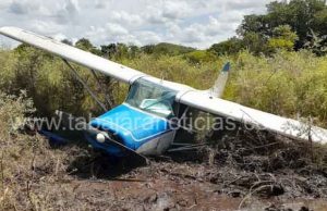 Avião faz pouso forçado na área rural de Jacarezinho.