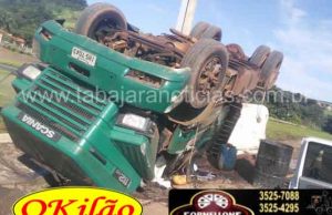 Carreta de Jacarezinho perde os freios e tomba em pátio de posto de combustíveis na BR 153.