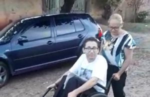 Mãe sofre para se deslocar com filho cadeirante em rua de terra na Vila Silas em Jacarezinho.