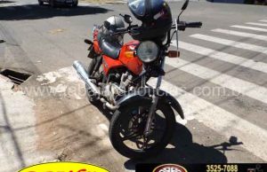 Motociclista sai ileso de acidente na Avenida Manoel Ribas em Jacarezinho.