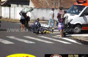 Acidente entre moto e carro deixa dois feridos no centro de Jacarezinho.