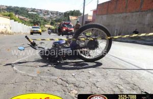 Duas pessoas ficam feridas em acidente entre carro e moto na Vila Rosa.