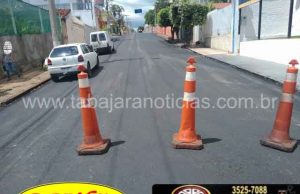 Enquanto bairros padecem sem asfalto, rua do centro em boas condições está sendo toda recapeada em Jacarezinho.
