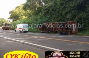 Carreta tomba no km 38 da BR 153 na Serra do Palmital.