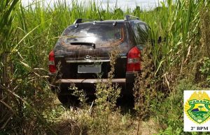 Policia Militar recupera carro furtado poucas horas depois do crime em Jacarezinho.