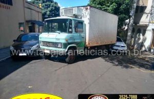 Caminhão sem freios desce de ré e bate em dois carros no centro de Jacarezinho.