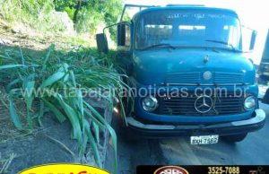 Barra de direção se quebra e caminhão sai da pista na BR 153 em Jacarezinho.