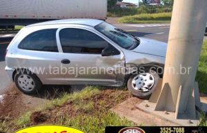 Colisão entre dois carros no trevo da Vila Rosa na BR 153 em Jacarezinho.