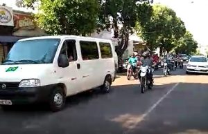 Carreata pedindo reabertura do comércio tem buzinaço e gritos de “queremos trabalhar” em Jacarezinho.