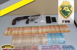 Policia Militar cumpre mandado de prisão prende suspeito de assaltar lotérica e apreende drogas, arma e dinheiro em Santo Antonio da Platina.
