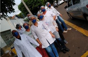 Posto de saúde Central de Jacarezinho realiza vacinação usando o método drive in.