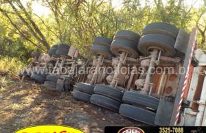 Motorista fica ferido ao tombar carreta na Curva do Ubá, no km 34 da BR 153 entre Jacarezinho e Santo Antonio.