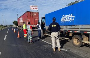 Caminhoneiros são vacinados contra a gripe na BR-153 em Santo Antônio da Platina.