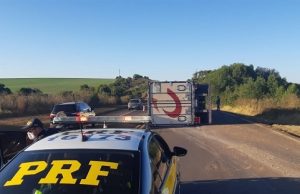 Vídeo flagra acidente após briga entre caminhoneiros.