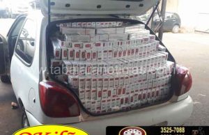 PRF faz duas apreensões de de carros abarrotados de cigarros contrabandeados do Paraguay.