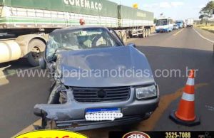 Motorista fica ferido em acidente entre carro e carreta na BR 153.