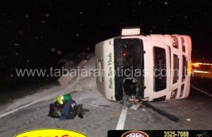 Carreta carregada de calcário tomba no km 10 da BR 153 em Jacarezinho.
