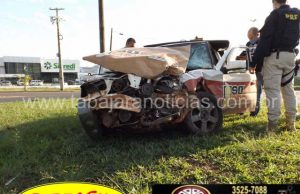 Motorista fica gravemente ferido em acidente entre carro e caminhonete no km 43 da BR 153.
