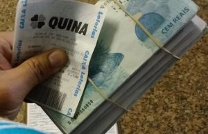 Idosa de 72 anos cai no golpe do bilhete premiado e perde três mil reais em Jacarezinho.