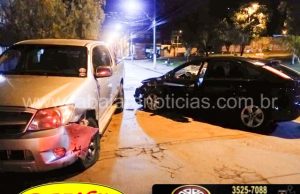 Acidente entre carro e caminhonete interdita Rua José Pavan em frente a praça da Vila São Pedro.