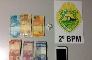 Homem confunde policial de folga com mototaxista e entrega sacola com drogas para entrega em outro bairro em Jacarezinho.