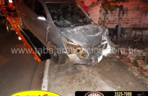 Carro fica sem freios e bate em muro de residencia na Vila São Pedro em Jacarezinho.
