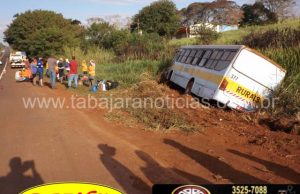 Ônibus com 27 trabalhadores rurais de Jacarezinho sai da pista e cai em buraco na BR 369 em Andirá.