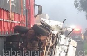 TRAGÉDIA colisão frontal entre Fiorino e carreta mata motorista na PR-092.