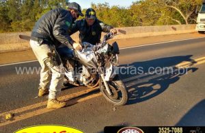 Moto colide na traseira de carro no pontilhão da BR 153 em Jacarezinho.