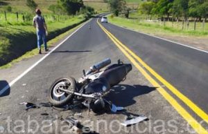 Acidente entre moto e carro deixa duas pessoas feridas na PR 431 próximo ao Aeroporto em Jacarezinho.