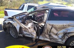 Acidente envolvendo dois carros e uma carreta deixa cinco feridos no trevo da Vila São Pedro na PR 43 em Jacarezinho.